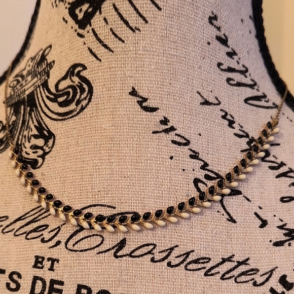 Elegant Reversible White And Black  On Gold Tone Chain - Picture 1 of 4